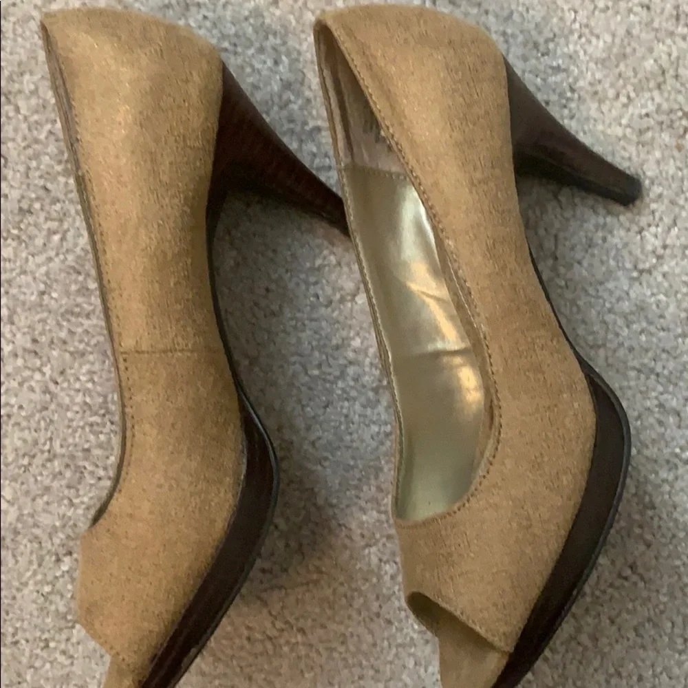 Bandolino peep toe‎ heels size 6